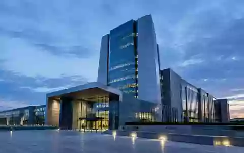 Moderne, minimalistische Architektur eines Bankgebäudes bei Dämmerung mit klaren geometrischen Linien und Glasfassaden. - Foto: über boerse-global.de