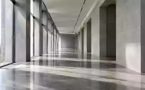 Ein minimalistischer, moderner Flur in einem Finanzinstitut mit klaren architektonischen Linien und natürlichem Licht. - Foto: über boerse-global.de