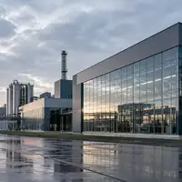 Moderne Industriefassade eines Fertigungsgebäudes im Morgenlicht, die wirtschaftliche Stabilität symbolisiert. - Foto: über boerse-global.de