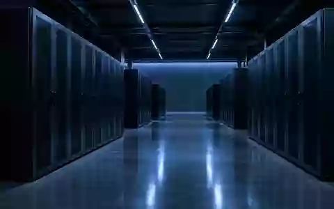 Dunkler, minimalistischer Serverraum mit glänzendem Betonboden und kühler, blauer Beleuchtung. - Foto: über boerse-global.de