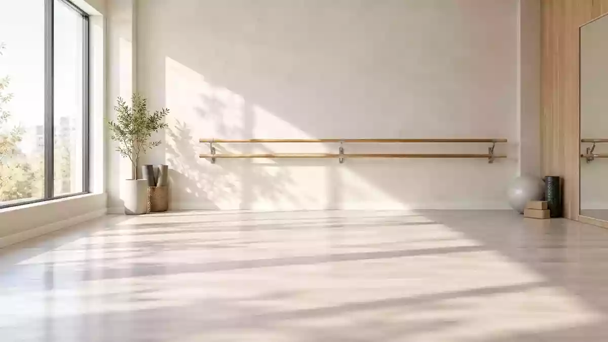 Ein heller, minimalistisch gestalteter Therapieraum mit einer hölzernen Ballettstange vor einer schlichten Wand. Illustration mit AI erstellt.
