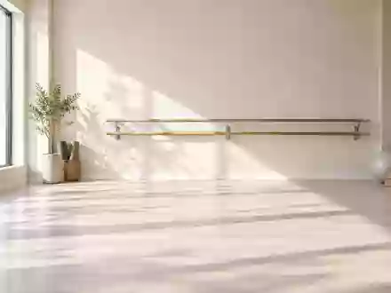 Ein heller, minimalistisch gestalteter Therapieraum mit einer hölzernen Ballettstange vor einer schlichten Wand. - Foto: über boerse-global.de