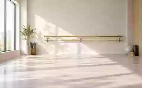 Ein heller, minimalistisch gestalteter Therapieraum mit einer hölzernen Ballettstange vor einer schlichten Wand. - Foto: über boerse-global.de