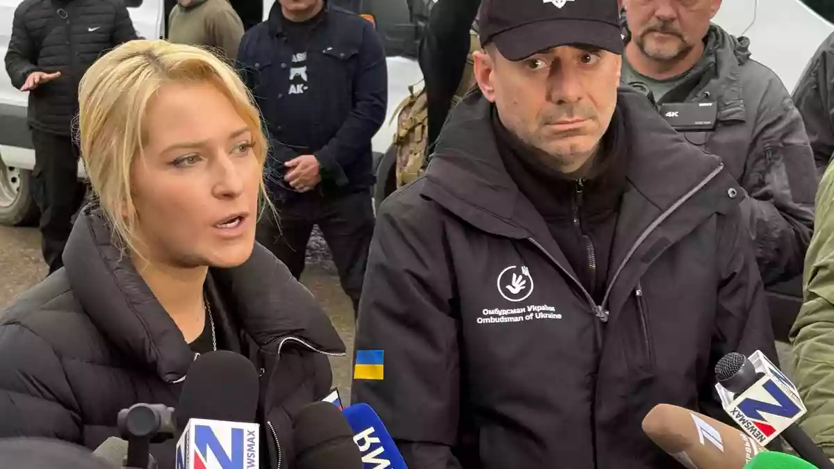 Die Menschenrechtsbeauftragten von Russland, Jana Lantratowa (l), und der Ukraine, Dmytro Lubinez (M, schwarze Kappe), können sich auch künftig weitere gemeinsame Hilfsaktionen vorstellen. - Bild: Ulf Mauder/dpa