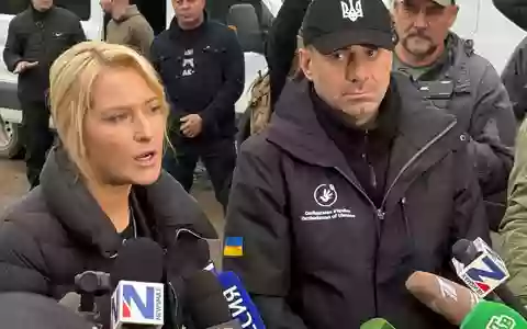 Die Menschenrechtsbeauftragten von Russland, Jana Lantratowa (l), und der Ukraine, Dmytro Lubinez (M, schwarze Kappe), können sich auch künftig weitere gemeinsame Hilfsaktionen vorstellen. - Foto: Ulf Mauder/dpa