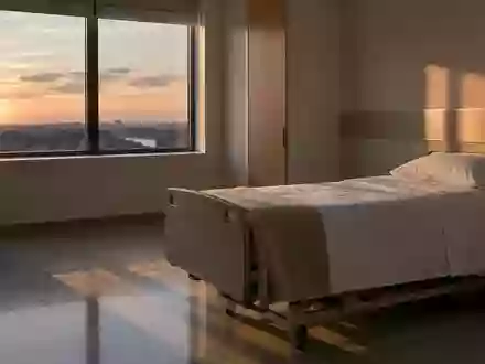 Ein ruhiges, minimalistisches Krankenzimmer in natürlichem Licht zur Abenddämmerung. - Foto: über boerse-global.de