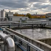 Industrielle Infrastruktur einer kommunalen Abwasseranlage mit Betonbecken und Metallrohren in Nürnberg. - Foto: über boerse-global.de