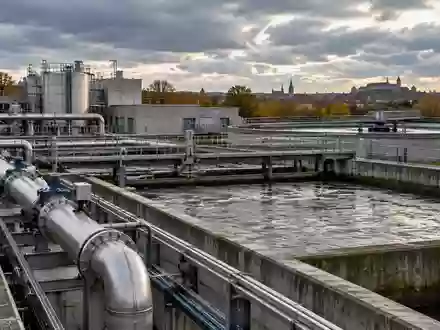 Industrielle Infrastruktur einer kommunalen Abwasseranlage mit Betonbecken und Metallrohren in Nürnberg. - Foto: über boerse-global.de
