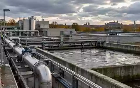 Industrielle Infrastruktur einer kommunalen Abwasseranlage mit Betonbecken und Metallrohren in Nürnberg. - Foto: über boerse-global.de