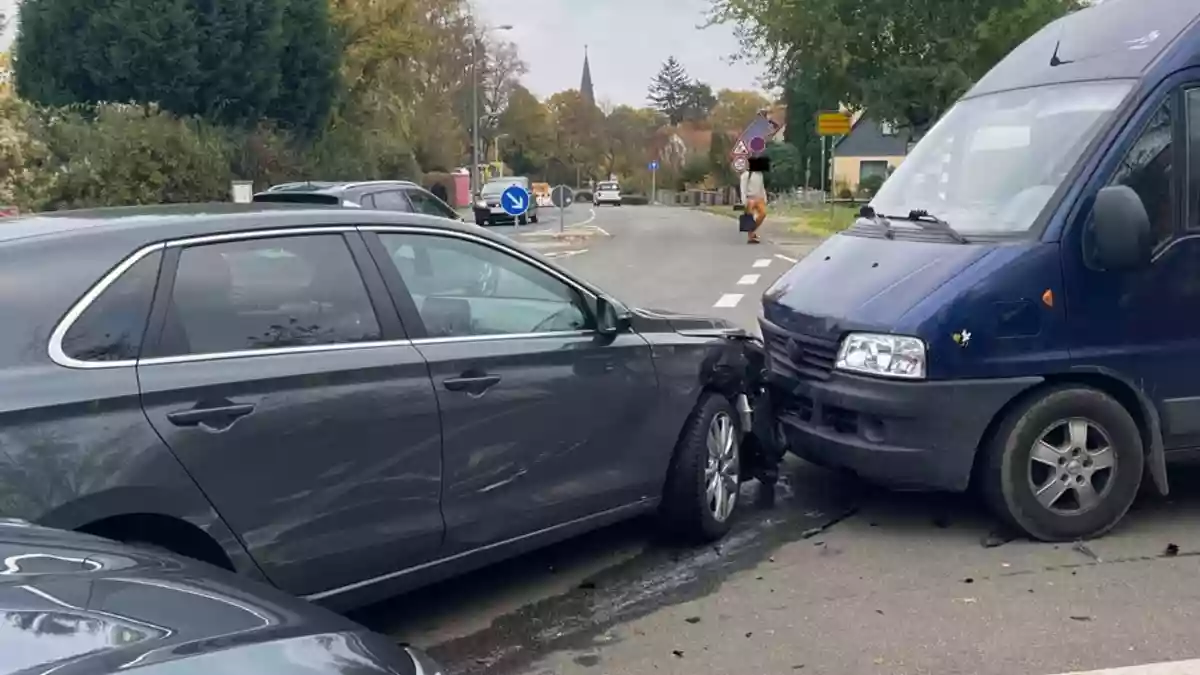 LPI-EF: Verkehrsunfall mit drei beteiligten Fahrzeugen - Bild: presseportal.de