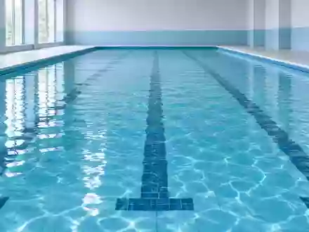 Ein ruhiges, leeres Schwimmbecken mit klarem Wasser und hellen Fliesen, das eine entspannte Atmosphäre vermittelt. - Foto: über boerse-global.de