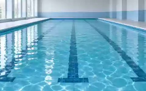 Ein ruhiges, leeres Schwimmbecken mit klarem Wasser und hellen Fliesen, das eine entspannte Atmosphäre vermittelt. - Foto: über boerse-global.de