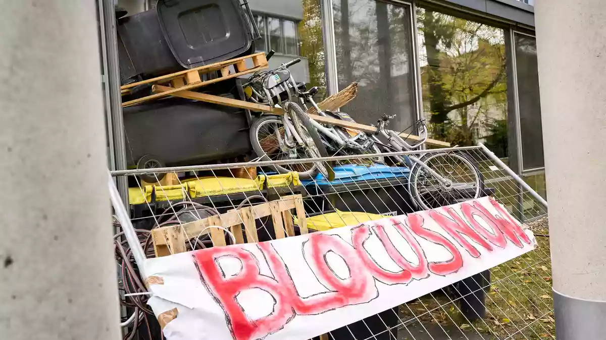 An einem Institut der Freien Universität Berlin haben Studentinnen und Studenten in dieser Woche Eingänge blockiert. Der Protest stand im Zusammenhang mit den Demonstrationen der Gruppierung «Gen Z regelt» an diesem Samstag. - Bild: Michael Ukas/dpa