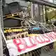 An einem Institut der Freien Universität Berlin haben Studentinnen und Studenten in dieser Woche Eingänge blockiert. Der Protest stand im Zusammenhang mit den Demonstrationen der Gruppierung «Gen Z regelt» an diesem Samstag. - Bild: Michael Ukas/dpa