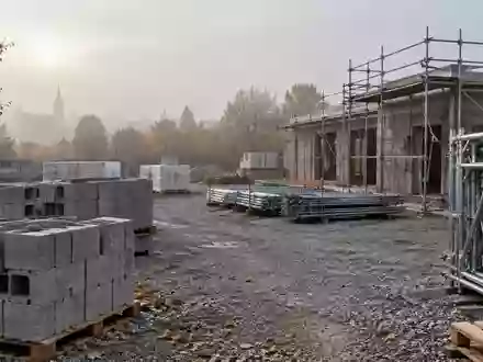 Eine Baustelle mit Baumaterialien und Gerüstteilen in einer nebligen Landschaft in Nordfrankreich. - Foto: über boerse-global.de
