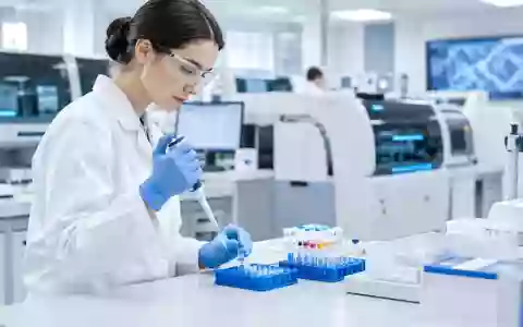 Ein modernes, steriles medizinisches Labor mit diagnostischer Ausstattung in einer hellen, professionellen Umgebung. - Foto: über boerse-global.de