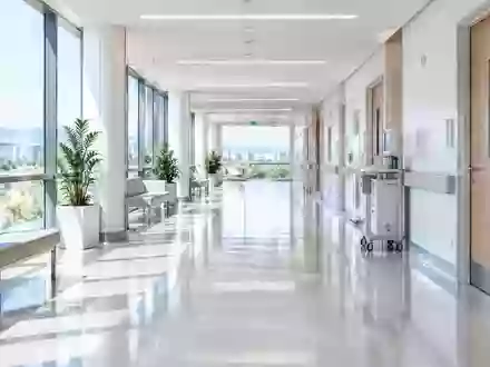 Ein heller, minimalistischer Krankenhausflur mit natürlichem Lichteinfall und poliertem Boden ohne Personen. - Foto: über boerse-global.de