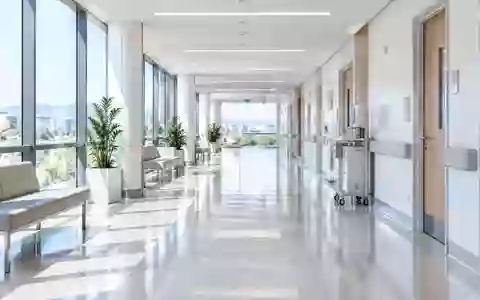 Ein heller, minimalistischer Krankenhausflur mit natürlichem Lichteinfall und poliertem Boden ohne Personen. - Foto: über boerse-global.de