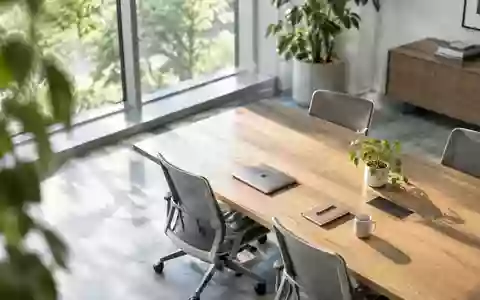 Ein minimalistischer, heller Büroarbeitsplatz mit einem leeren Besprechungstisch und ergonomischen Stühlen. - Foto: über boerse-global.de