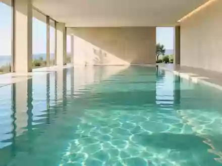 Ein helles, ruhiges Schwimmbecken mit klarem Wasser, das durch natürliches Licht beleuchtet wird. - Foto: über boerse-global.de