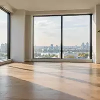 Ein minimalistisch gestalteter, heller Büroraum mit großen Fenstern und einer großen Zimmerpflanze. - Foto: über boerse-global.de