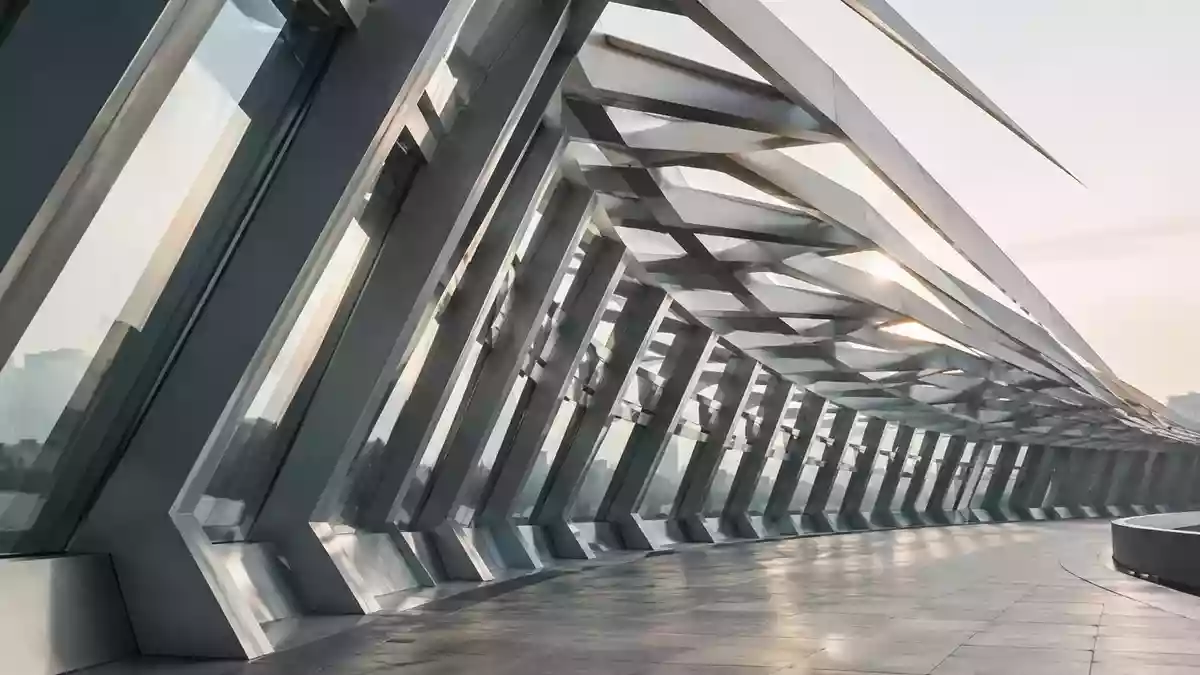 Abstrakte moderne Architektur mit geometrischen Stahlstrukturen bei natürlichem Licht, die wirtschaftliche Dynamik symbolisiert. Illustration mit AI erstellt.
