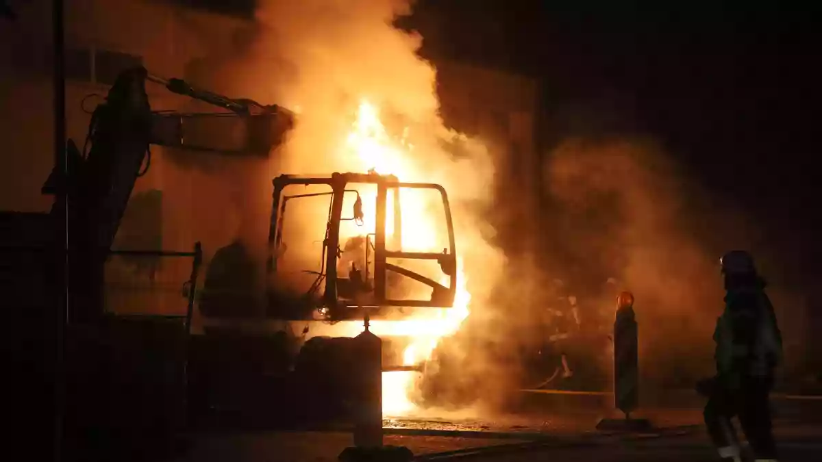 FW Hambühren: Erneut brennen zwei Bagger in Gemeinde Hambühren / Feuerwehr kann Übergreifen der Flammen auf Sporthalle von Grundschule verhindern - Bild: presseportal.de