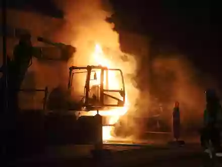 FW Hambühren: Erneut brennen zwei Bagger in Gemeinde Hambühren / Feuerwehr kann Übergreifen der Flammen auf Sporthalle von Grundschule verhindern - Foto: presseportal.de