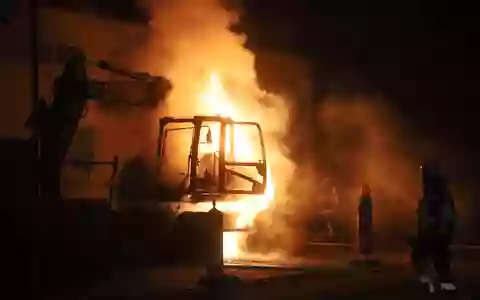 FW Hambühren: Erneut brennen zwei Bagger in Gemeinde Hambühren / Feuerwehr kann Übergreifen der Flammen auf Sporthalle von Grundschule verhindern - Foto: presseportal.de
