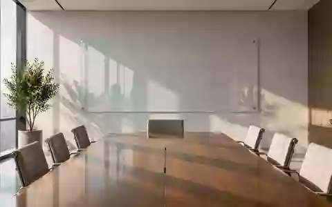 Ein minimalistischer, moderner Konferenzraum mit einem leeren Glasboard an der Wand und natürlichem Lichteinfall. - Foto: über boerse-global.de