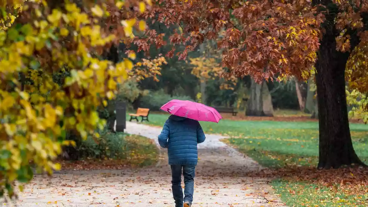 Warme Kleidung und vielerorts auch ein Regenschirm sind in den nächsten Tagen in Deutschland angesagt. (Archivbild) - Bild: Daniel Vogl/dpa