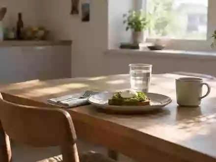 Ein minimalistisch gedeckter Holztisch in einem hellen, ruhigen Esszimmer bei Tageslicht. - Foto: über boerse-global.de