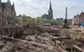 Aktive Baustelle für ein neues Studierendenwohnheim in einem historischen Stadtviertel mit Erdarbeiten und Baugrube. - Foto: über boerse-global.de