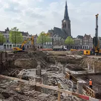 Aktive Baustelle für ein neues Studierendenwohnheim in einem historischen Stadtviertel mit Erdarbeiten und Baugrube. - Foto: über boerse-global.de