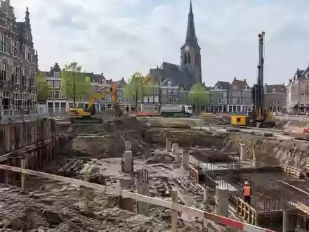 Aktive Baustelle für ein neues Studierendenwohnheim in einem historischen Stadtviertel mit Erdarbeiten und Baugrube. - Foto: über boerse-global.de