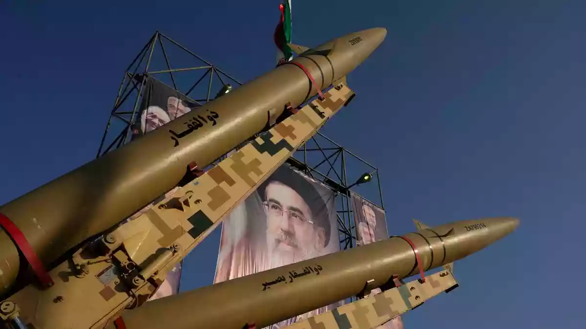 Irans oberster Führer, Modschtaba Chamenei, legt Vorgehen im Kriegsfall fest. (Archivbild)  - Bild: Vahid Salemi/AP/dpa