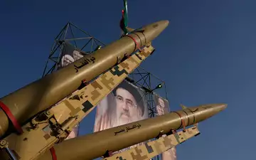 Irans oberster Führer, Modschtaba Chamenei, legt Vorgehen im Kriegsfall fest. (Archivbild) - Foto: Vahid Salemi/AP/dpa