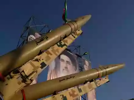 Irans oberster Führer, Modschtaba Chamenei, legt Vorgehen im Kriegsfall fest. (Archivbild) - Foto: Vahid Salemi/AP/dpa