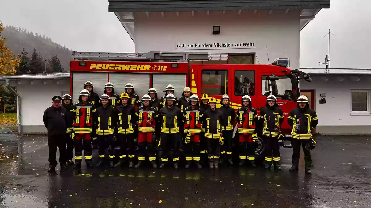 FW-OE: Grundausbildung der Feuerwehren Lennestadt und Kirchhundem erfolgreich abgeschlossen - Bild: presseportal.de