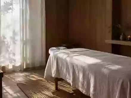 Minimalistischer Behandlungsraum mit einer Massageliege in hellem, natürlichem Licht. - Foto: über boerse-global.de