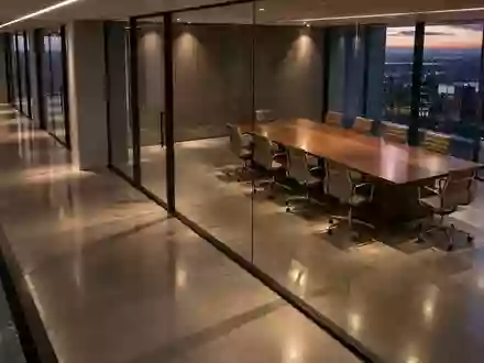 Ein minimalistisch gestalteter, moderner Büroflur mit Glaswänden und indirekter Beleuchtung in der Abenddämmerung. - Foto: über boerse-global.de
