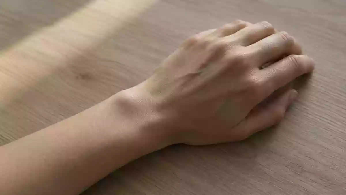 Silhouette einer Hand auf einer Holzoberfläche, die das Konzept der biometrischen Gesundheitsüberwachung veranschaulicht. Illustration mit AI erstellt.