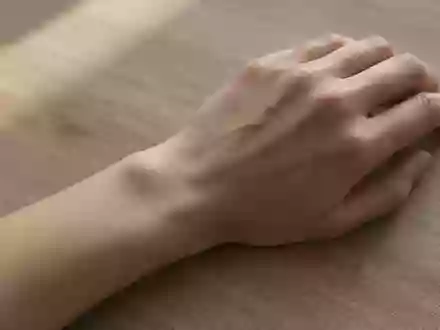 Silhouette einer Hand auf einer Holzoberfläche, die das Konzept der biometrischen Gesundheitsüberwachung veranschaulicht. - Foto: über boerse-global.de