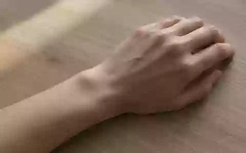 Silhouette einer Hand auf einer Holzoberfläche, die das Konzept der biometrischen Gesundheitsüberwachung veranschaulicht. - Foto: über boerse-global.de