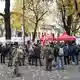Auch am Samstag demonstrierten Menschen erneut vor dem Warschauer Verfassungsgericht.  - Bild: Piotr Nowak/PAP/dpa