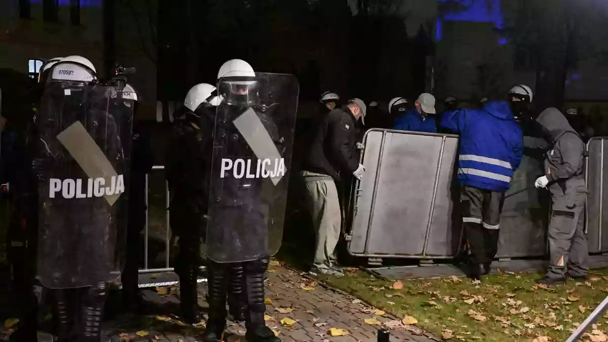 In Polen ist ein langanhaltender Streit um das Verfassungsgericht eskaliert. - Bild: Radek Pietruszka/PAP/dpa