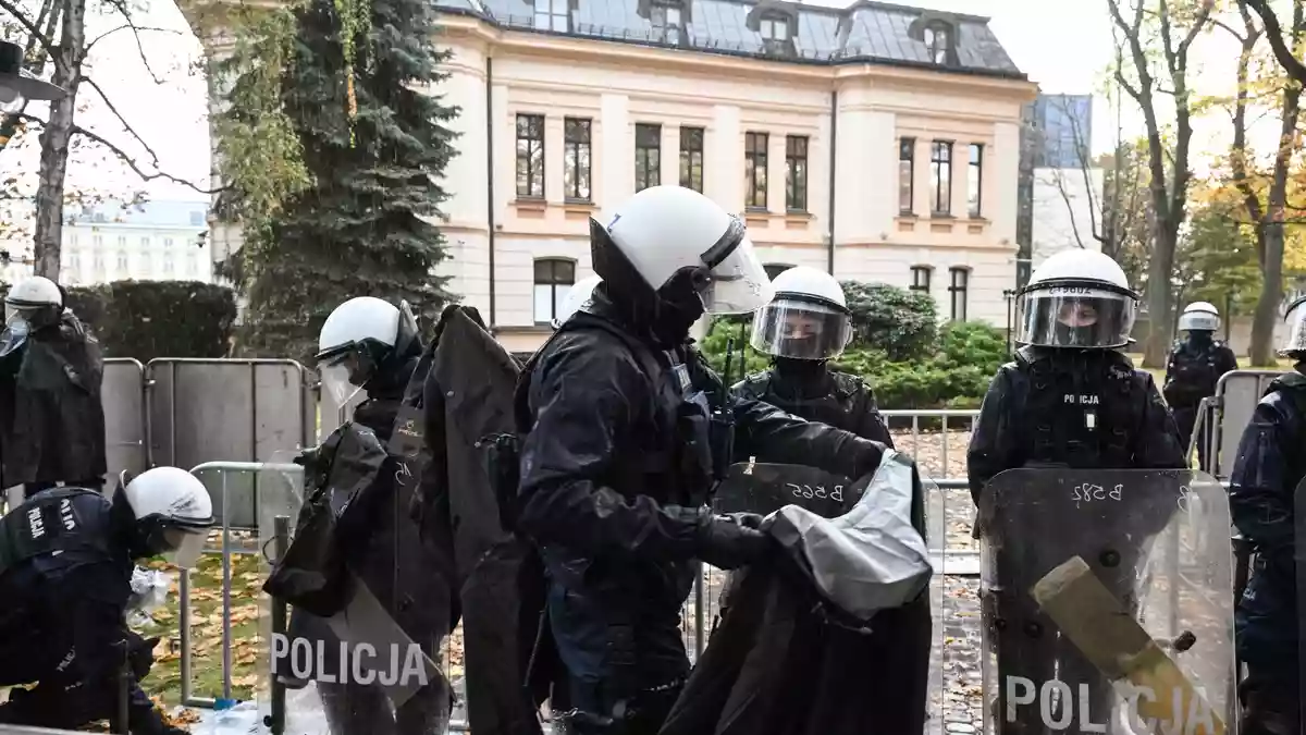 Die Polizei riegelt das Verfassungsgericht in Polen weiter ab.  - Bild: Radek Pietruszka/PAP/dpa