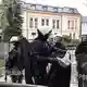 Die Polizei riegelt das Verfassungsgericht in Polen weiter ab.  - Bild: Radek Pietruszka/PAP/dpa