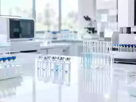 Ein klinisch-steriler Laborbereich mit präzisen Analysegeräten für medizinische Testverfahren. - Foto: über boerse-global.de
