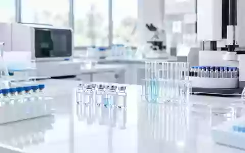 Ein klinisch-steriler Laborbereich mit präzisen Analysegeräten für medizinische Testverfahren. - Foto: über boerse-global.de